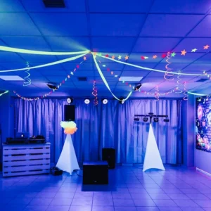 Sala disco fluo di AREA FLUO a Roma, location per feste private e 18 anni con luci UV e atmosfera immersiva