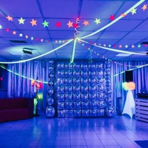 Sala disco fluo di AREA FLUO a Roma, location per feste private e 18 anni con luci UV e atmosfera immersiva