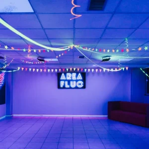 Sala disco fluo di AREA FLUO a Roma, location per feste private e 18 anni con luci UV e atmosfera immersiva