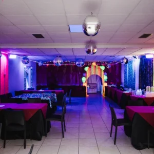 Sala da pranzo con tavoli e arredamento fluo di AREA FLUO, location per eventi privati e feste indimenticabili a Roma.