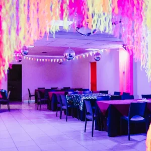 Sala da pranzo con tavoli e arredamento fluo di AREA FLUO, location per eventi privati e feste indimenticabili a Roma.