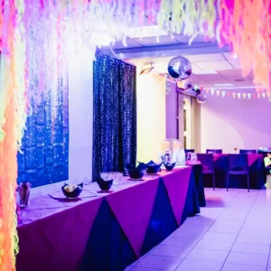 Sala da pranzo con tavoli e arredamento fluo di AREA FLUO, location per eventi privati e feste indimenticabili a Roma.