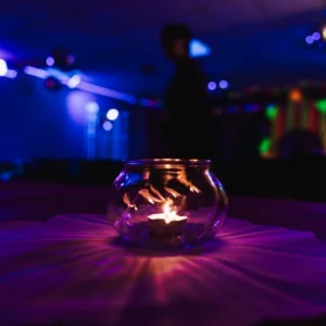 Sala da pranzo con tavoli e arredamento fluo di AREA FLUO, location per eventi privati e feste indimenticabili a Roma.