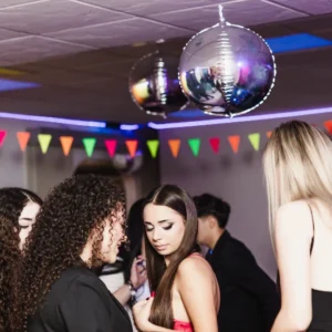 Ragazze sorridenti che si divertono nella sala disco fluo di AREA FLUO, location per feste private con luci UV a Roma.