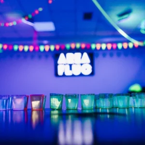 Sala disco fluo di AREA FLUO a Roma, location per feste private e 18 anni con luci UV e atmosfera immersiva