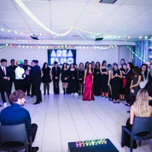 Tutti gli invitati partecipano a un gioco nella sala disco fluo di AREA FLUO, location per eventi privati a Roma con luci UV e atmosfera coinvolgente.