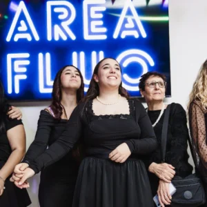 Ragazze sorridenti che si divertono nella sala disco fluo di AREA FLUO, location per feste private con luci UV a Roma.