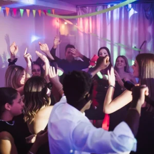 Ragazzi che ballano nella sala disco fluo di AREA FLUO, location per feste private a Roma con luci UV e atmosfera unica.