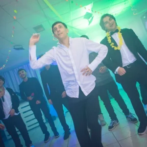 Ragazzi che ballano nella sala disco fluo di AREA FLUO, location per feste private a Roma con luci UV e atmosfera unica.